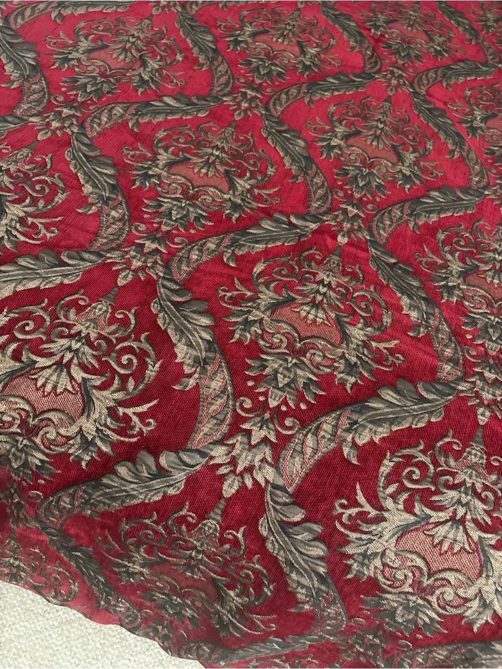 Elegant Red Damask Bedding Set - Classic Decorative Comforter